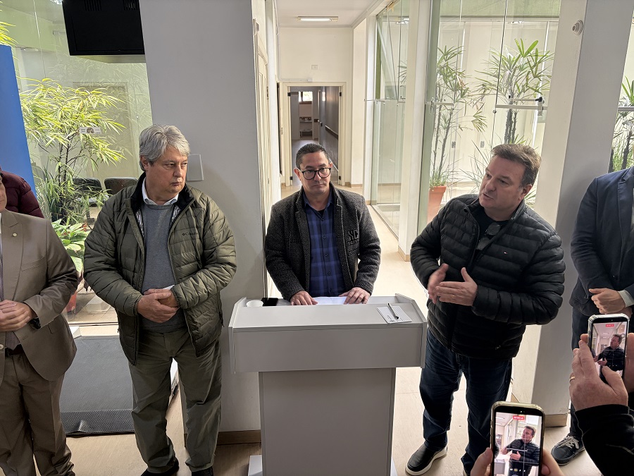 Prefeito Nestor Tissot, cerimonialista Daniel Santos e Jeferson Moschen, secretário municipal de saúde