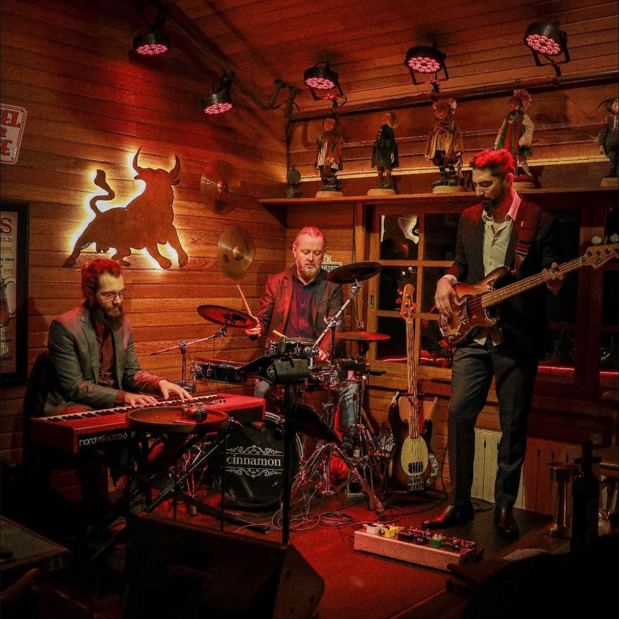 O Restaurante Toro Gramado festejou seus 10 anos de funcionamento em um evento com 5 shows divididos em 2 palcos e um set especial Cinnamon Sinatra Session.