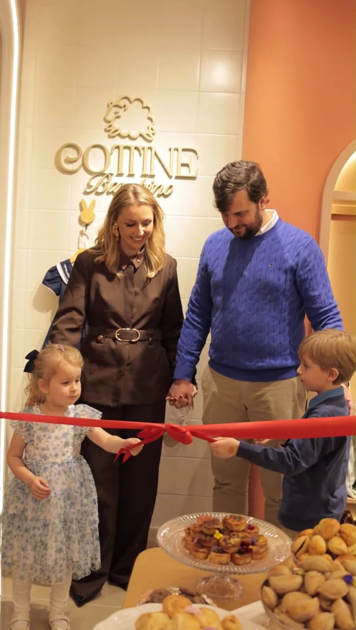 Os empresários Ana Caroline Sbardelotto e Guilherme Augusto Ulrich, junto de seus filhos Eloá e Matias, inauguram uma nova loja em Gramado, a Cottine Bambino, com uma linda curadoria de peças infantis de 0 a 8 anos, em um espaço cuidadosamente pensado para toda a família.