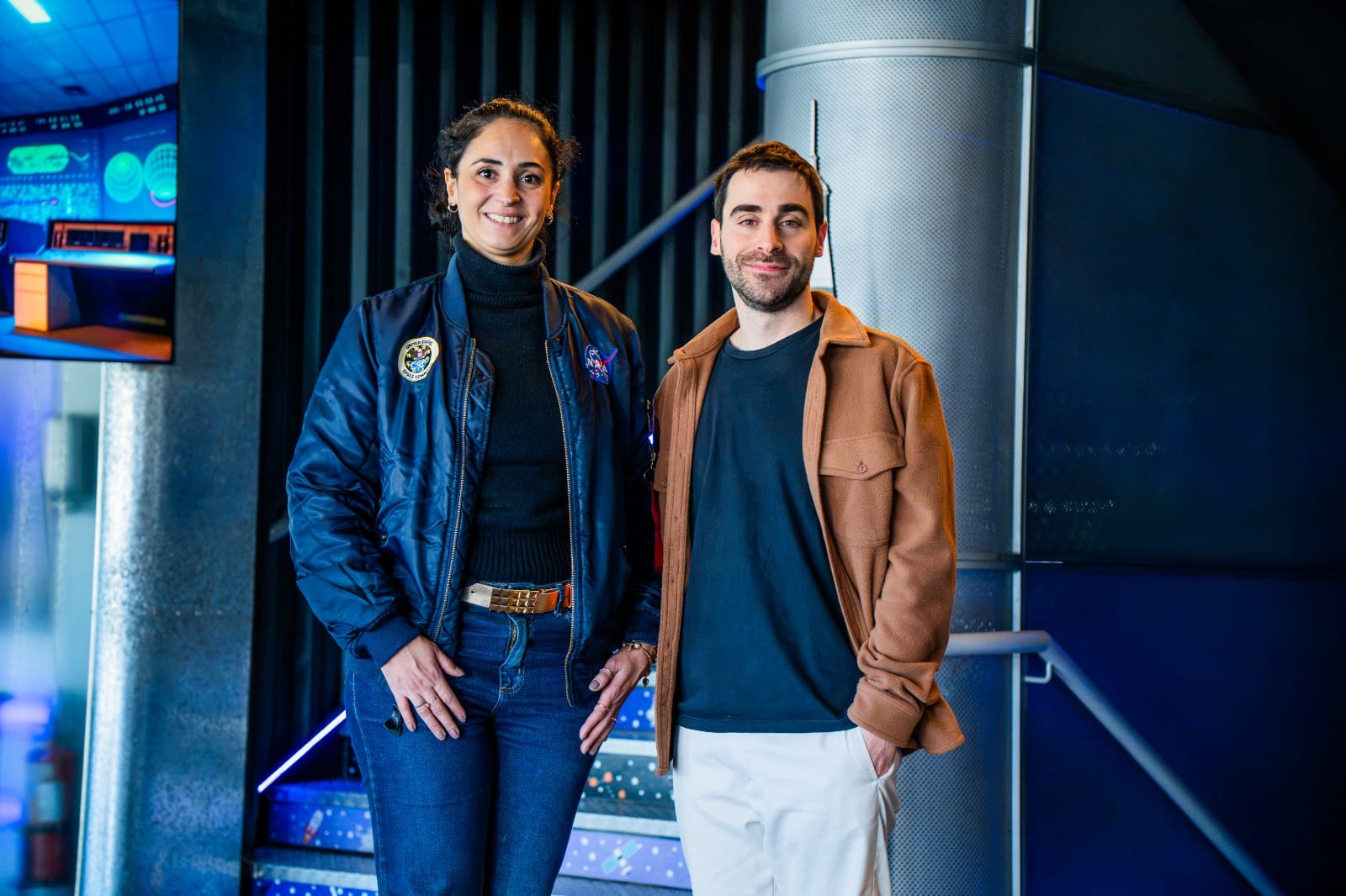 Paula da Luz, gerente de Marketing do Space Adventure, e Guilherme Masi,  diretor de Marketing da DCSet.