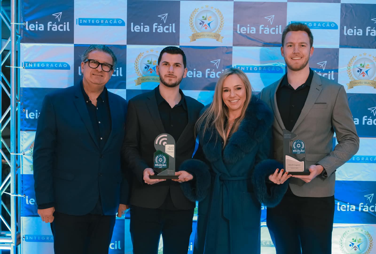 Elton, Steffan, Daniela e Nicolas Bernard receberam pela B&B Seguros o prêmio de Corretora de Seguros mais lembrada de Gramado, no Prêmio Seleção JI.