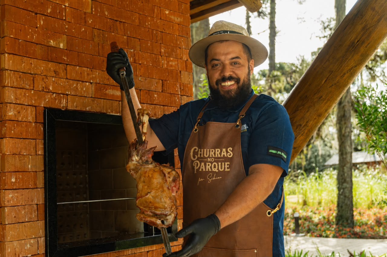 O Parque do Caracol, em Canela, acaba de lançar o "Churras no Parque", nova experiência gastronômica assinada pelo premiado assador Fernando Schimanoski (Shima), que une churrasco autoral, natureza e experiências pesonalizadas para eventos corporativos, confraternizações e celebrações intimistas.