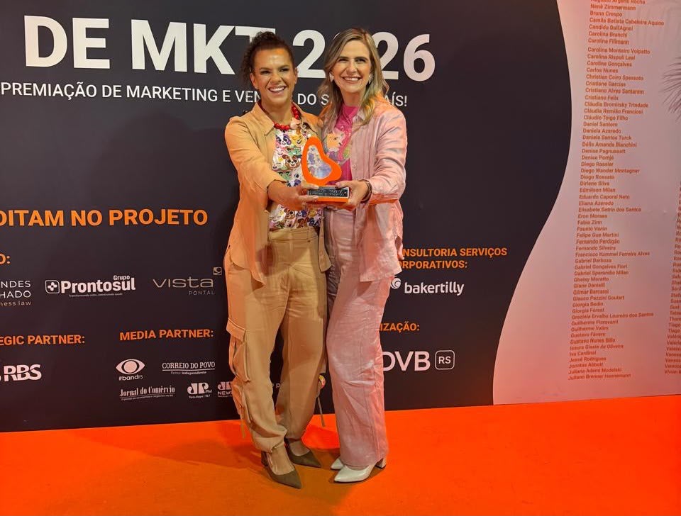 Natiele Krassmann e Veronica Sella, proprietárias do Mundo Criamigos, foram a Porto Alegre receber o prêmio TOP de Mkt ADVB/RS 2026, na categoria Turismo, Hospitalidade & Experiência de Destino, pelo destaque do empreendimento com seu conceito pioneiro de hotelaria temática infantil, unindo experiências, entretenimento e hospitalidade para toda a familia.