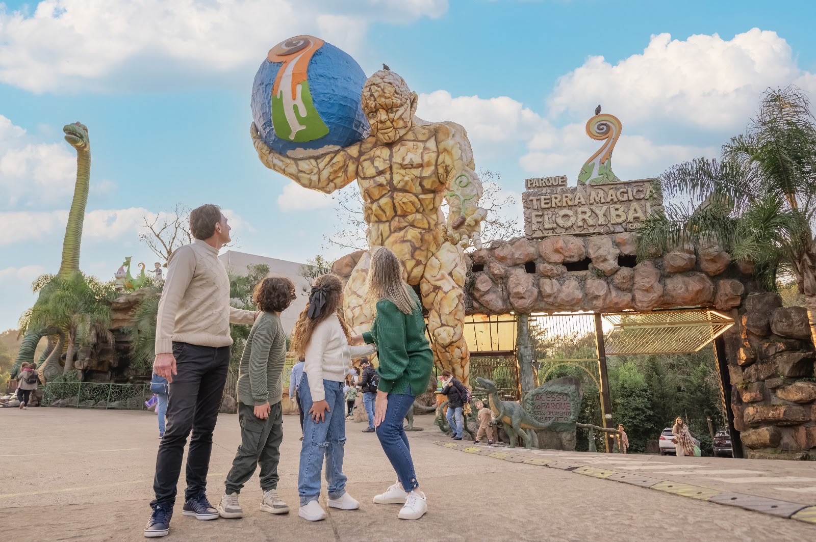 O Parque Terra Mágica Florybal, em Canela, promove a Temporada da Diversão até 28 de outubro, com espetáculos teatrais, personagens e atrações lúdicas para toda a família. Nos domingos de outubro, crianças e adolescentes de 4 a 15 anos têm entrada gratuita ao parque se estiverem usando fantasia completa e acompanhados de um adulto.