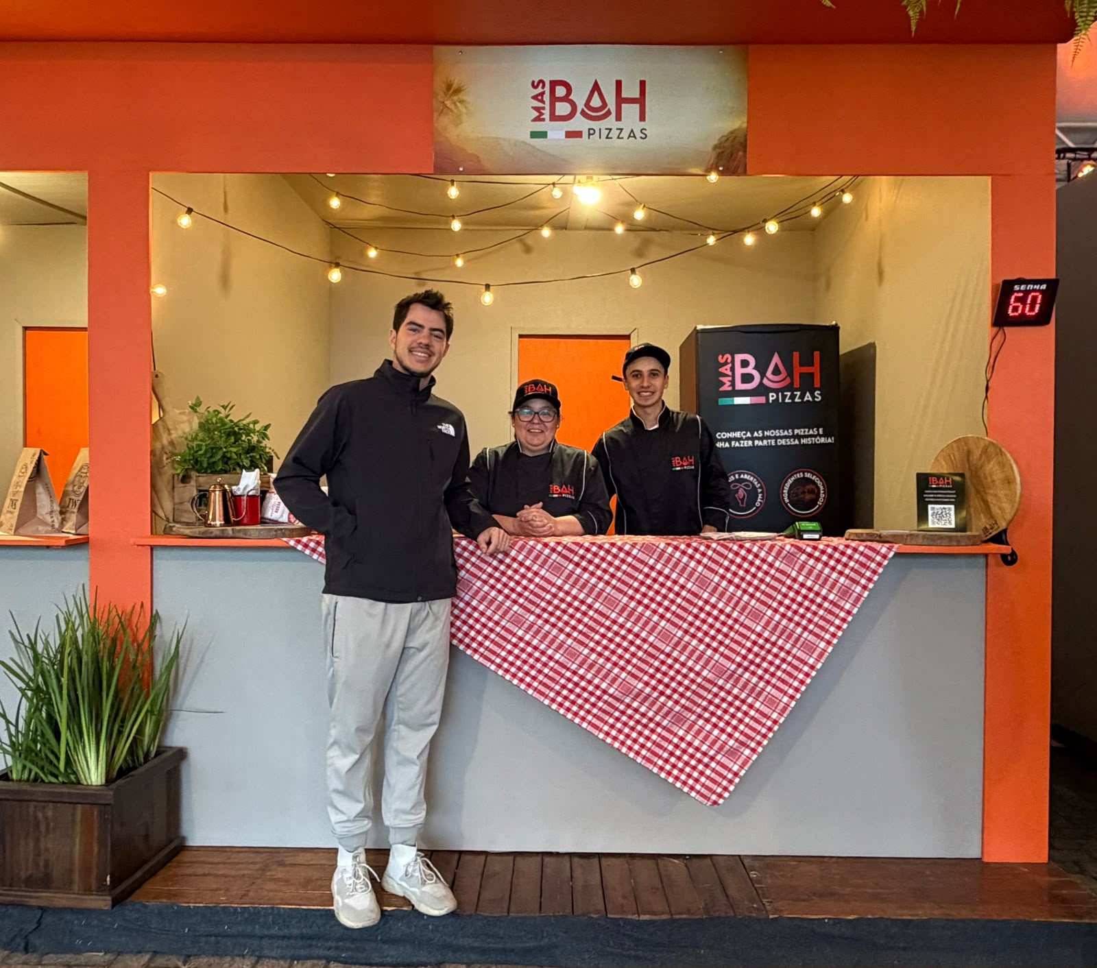 A Mas BAH Pizzas participa mais uma vez do Festival de Gastronomia de Gramado, que chega à sua 18ª edição e acontece de 8 a 18 de outubro. Além de reunir pratos deliciosos de diferentes restaurantes da cidade, o evento conta com uma programação diversificada, que inclui shows ao vivo diários e concursos gastronômicos. Na foto, os sócios Augusto Tissot e Luca Sala Zanchi ao lado da chef Carla Kappel.