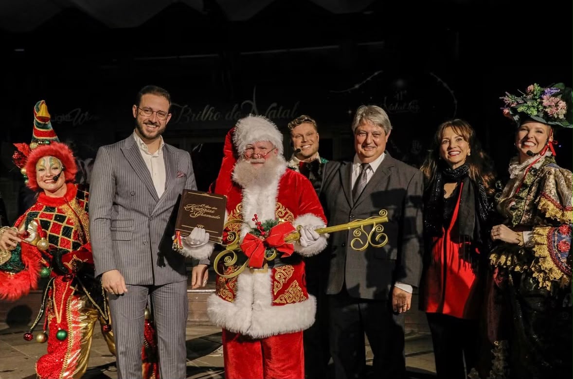Gramado deu início à 41ª edição do Natal Luz, que segue até 17 de janeiro de 2027, com uma programação que reúne os espetáculos tradicionais e diferentes novidades. Na abertura oficial, o prefeito Nestor Tissot, a presidente da Gramadotur, Rosa Helena Volk, e o secretário de Turismo, Ricardo Bertolucci, entregaram simbolicamente a chave da cidade e o Livro das Histórias de Gramado ao Papai Noel, marcando o início da temporada natalina. Entre os destaques desta edição estão o Show de Acendimento - O Despertar das Luzes, com apresentações diárias em frente ao Palácio dos Festivais, e as novidades do Grande Desfile de Natal, que conta com área coberta e novas cenas e efeitos visuais.