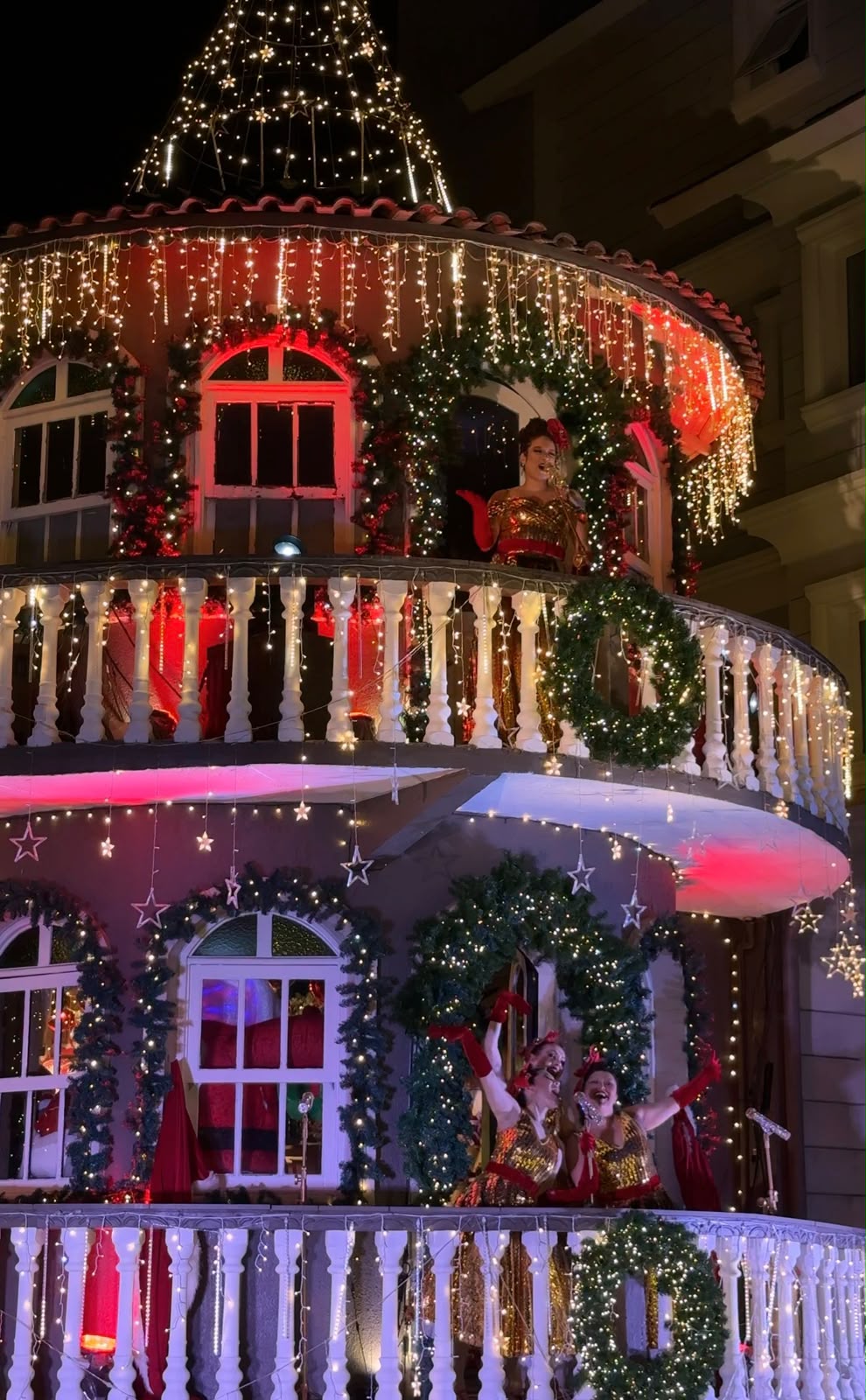 Com o início da temporada de Natal em Gramado, a Brocker Turismo também dá início ao Bustour Illumination Show. O passeio noturno acontece em um ônibus personalizado, que percorre a cidade decorada para o Natal em direção a Canela. Durante o trajeto, há intervenções artísticas dentro do próprio veículo e paradas com apresentações no Artesanato Noel, no Hotel Bertoluci e na Roda Canela.