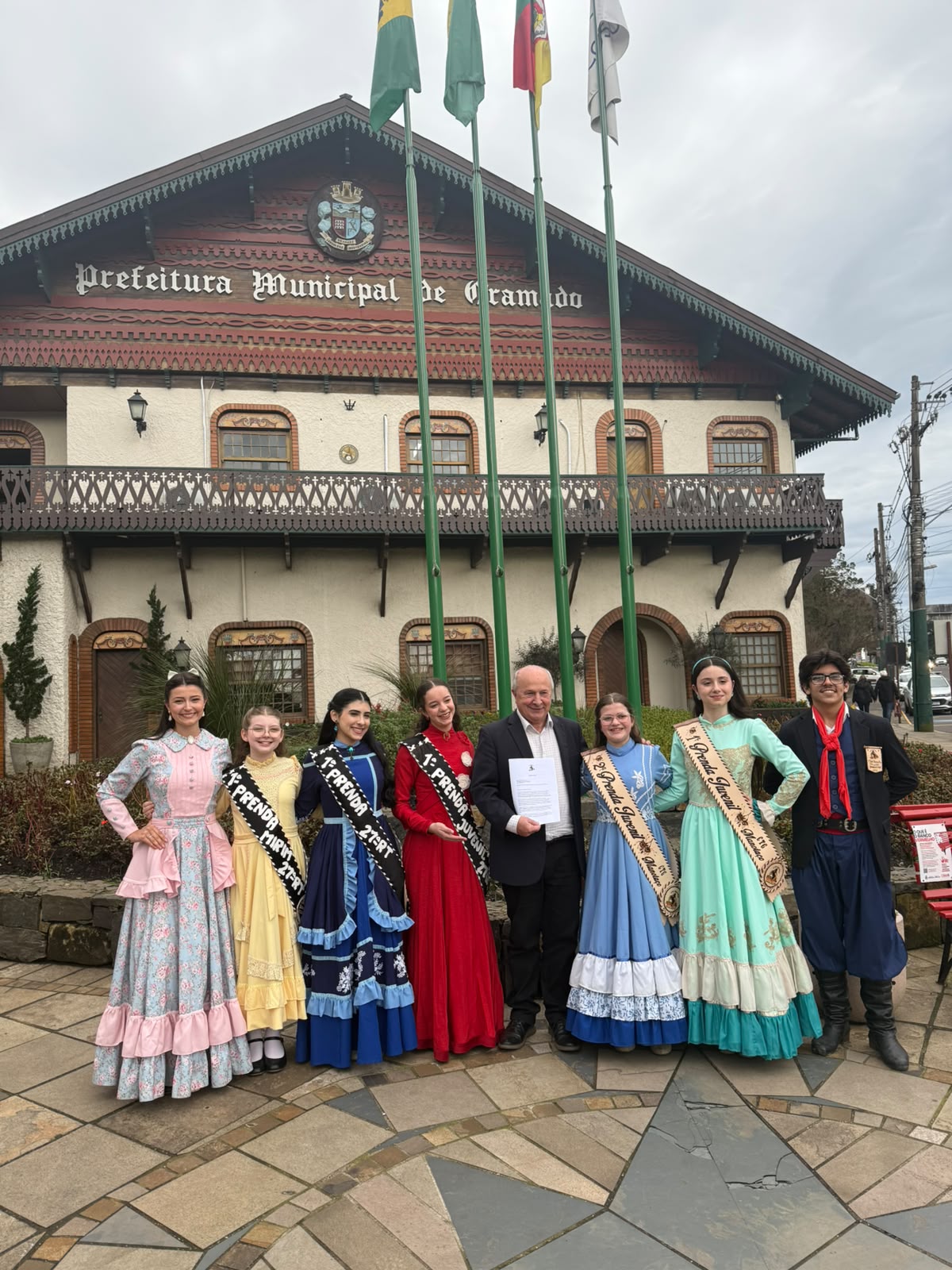 Luia Barbacovi, vice prefeito de Gramado, com as Prendas Peões do RS
