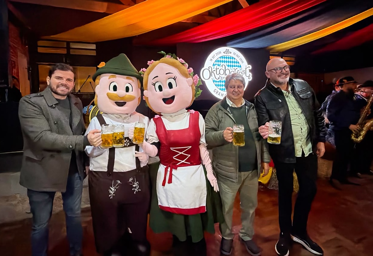 Marcos Slongo, Fritz e Frida, prefeito Nestor Tissot e Altreiter, presidente da Sociedade Ipiranga